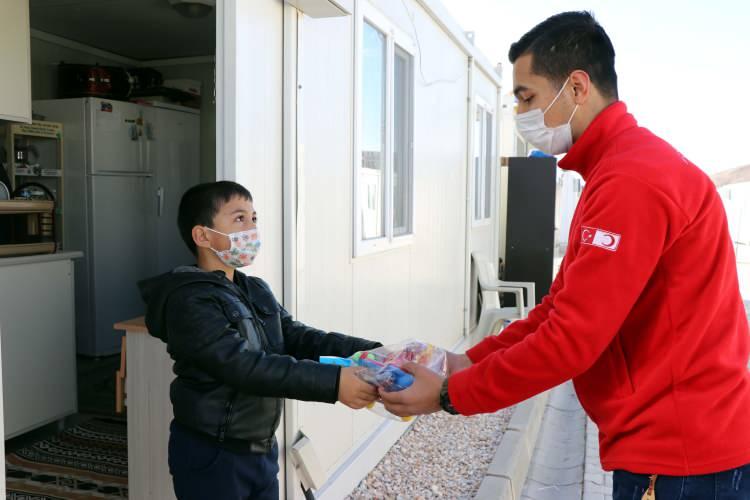 <p>G&ouml;n&uuml;ll&uuml;lerden &Ouml;zlem Ataş, depremden psikolojik olarak da etkilenen &ccedil;ocukları mutlu etmeye &ccedil;alıştıklarını belirterek, bunun i&ccedil;in&nbsp;her &ccedil;ocuğun kapısını &ccedil;aldıklarını aktardı.</p>
