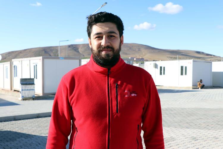 <p>Boya kalemleri ve kağıt vererek onlardan hayallerini &ccedil;izmelerini istediklerini anlatan Ataş, "Hayallerine ulaşmalarına yardımcı olduk. Y&uuml;zlerindeki tebess&uuml;m&uuml;n sebebi olduk. Bunun i&ccedil;in mutluyuz. Elazığ'da y&uuml;z&uuml; asık &ccedil;ocuk bırakmadan,&nbsp;onların yanlarında olmaya devam edeceğiz." dedi.</p>
