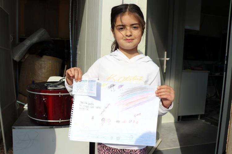 <p>Feyza Yeşil de, g&ouml;n&uuml;ll&uuml;lerin hayali olan sinema biletini getirdiğini anlatarak, "Sinemaya gideceğim i&ccedil;in &ccedil;ok mutluyum&nbsp; Hayalimi ger&ccedil;ekleştireceğim. &Ccedil;ok teşekk&uuml;r ederim."&nbsp;ifadelerini kullandı.</p>
