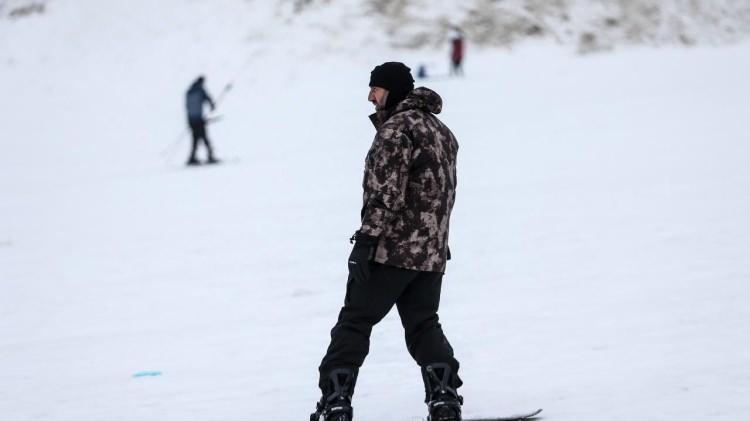 <p>T&uuml;rkiye`nin en &ouml;nemli kış turizm merkezlerinden Uludağ`da, sezon bug&uuml;n itibarıyla sona erecek.</p>

<p>Bursa Meteoroloji M&uuml;d&uuml;rl&uuml;ğ&uuml;nden alınan bilgiye g&ouml;re, oteller b&ouml;lgesindeki kar kalınlığı 145 santimetre olarak &ouml;l&ccedil;&uuml;ld&uuml;. Sezon ge&ccedil; a&ccedil;ılsa da yoğun yağışlarla beraber hareketli bir sezon ge&ccedil;iren Uludağ`da, nisan ayıyla beraber yağmur etkili oluyor.</p>
