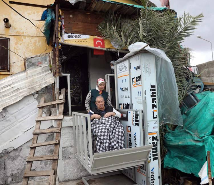 <p>Gaziantep'in Karkamış ilçesinde çeşitli hastalıklar nedeniyle yürüme yetisini kaybeden Şefik Şahan Gürcü (75), belediyenin evinin önüne yaptığı asansör sayesinde 6 yıl sonra tekerlekli sandalyeyle dışarı çıktı. Gürcü, "Asansör yapılınca dünyalar benim oldu. İlk dışarı çıktığımda mutluluktan ağladım" dedi.</p>
