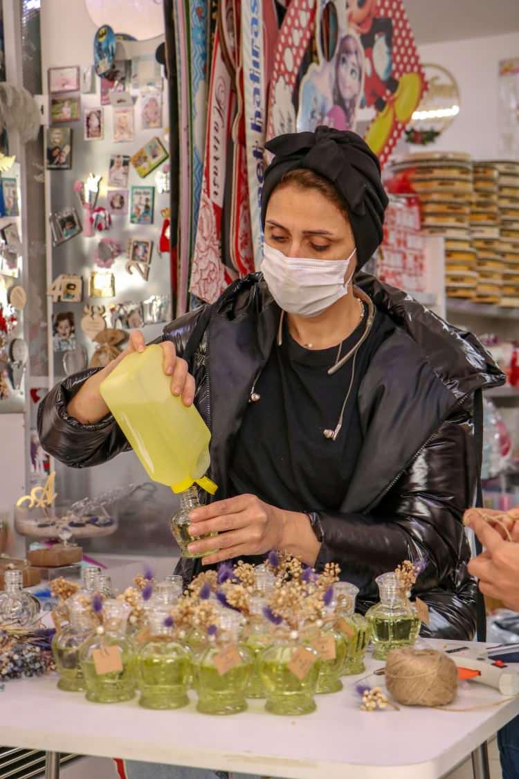 <p>Bazen müşteriler bilerek ve isteyerek kolonya için geliyor ama bizim yönlendirdiklerimiz de oluyor. Bazı müşterilerimiz 'Bu dönemde en çok hangi hediyelikler gidiyor' diye sorduğunda, kolonyaya yönlendirince çok olumlu tepkiler alıyoruz. Günümüz şartlarına uygun diye de hoşlarına gidiyor" diye konuştu.</p>