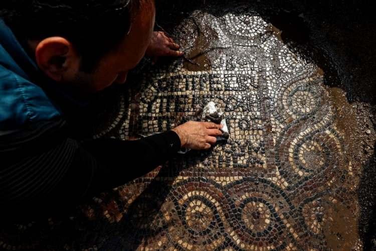 <p>Jandarmanın bilgilendirmesi üzerine İzmir Arkeoloji Müzesi uzmanları bölgede inceleme yaptı. Çalışmalar sonunda, Roma dönemine ait manastır kalıntısı ve dünyada eşine az rastlandığı belirtilen 1500 yıllık mozaik tespit edildi, bölge koruma altına alındı.</p>
