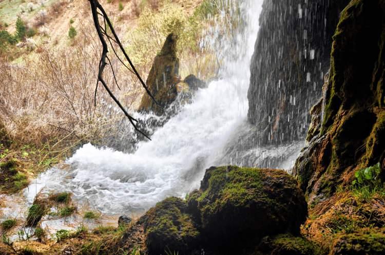 <p>Kahramanmaraş&rsquo;ta yaklaşık 100 metre uzunluğundaki Hacıkodal Kocabor Şelalesi doğa tutkunlarını uğrak yeri oldu.</p>
