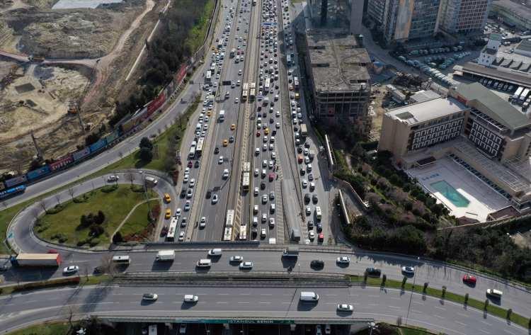 <p>İstanbul'da Kovid-19 tedbirleri kapsamında saat 21.00'den itibaren uygulanacak sokağa çıkma kısıtlaması öncesi trafik yoğunluğu yaşanıyor.</p>
