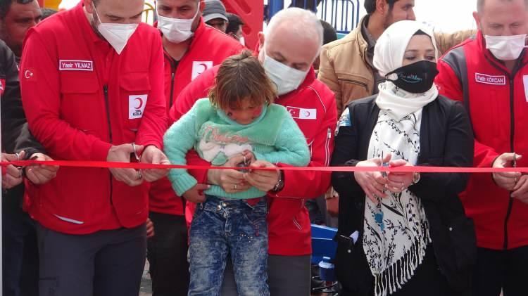 <p>Her g&uuml;n yaklaşık 25 bin ekmek&nbsp;<strong>Kızılay</strong>&nbsp;fırınlarında pişirilerek ihtiya&ccedil; sahiplerine dağıtılıyor. Her yıl Toprak Mahsulleri Ofisimiz aracılığı ile devletimiz, AFAD operasyonlarıyla 100 bin ton un, Suriye&rsquo;de ihtiya&ccedil; sahiplerine ulaştırılıyor. İ&ccedil;me suyu ihtiya&ccedil;larını gidermek i&ccedil;in de kalıcı altyapı sistemlerine destek veriyoruz. Şimdiye kadar İdlib b&ouml;lgesindeki kardeşlerimize 38 milyon ton i&ccedil;me suyu sevkiyatı yapıldı&rdquo; bilgisini paylaştı.</p>
