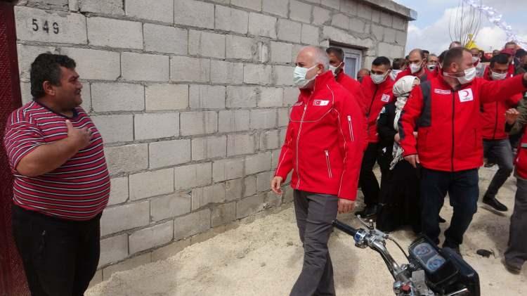 <p>1.7 milyon insan derme &ccedil;atma &ccedil;adırlarda yaşıyor. Buradaki hayat &ccedil;adırlarda devam ediyor. Bug&uuml;n Cumhurbaşkanımızın talimatlarıyla, T&uuml;rkiye&rsquo;deki insani yardım kuruluşlarımızın tamamının desteği ile başlatılmış olan bu kalıcı konut seferberliğinde insanlar kalıcı &ccedil;&ouml;z&uuml;mlere bir adım daha yaklaşıyor" şeklinde konuştu.</p>
