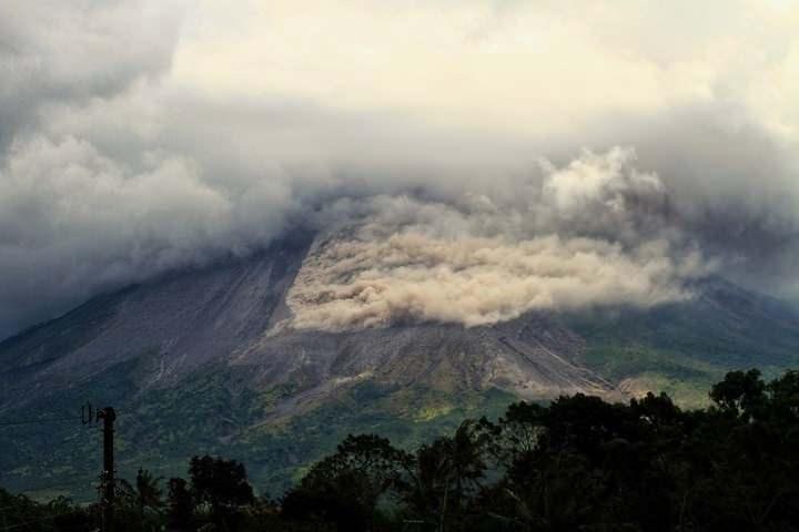 <p>Endonezya'daki en aktif yanardağ olan Merapi, Cumartesi günü yeniden hareketlendi. Yerin altından gelen beyaz dumanları püskürten yanardağ, gökyüzüne gaz bulutları gönderdi.</p>

<p> </p>
