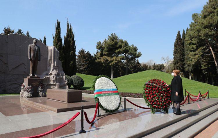 <p>Azerbaycan'da temaslarda bulunan Pekcan, merhum Cumhurbaşkanı Haydar Aliyev'in kabrinin bulunduğu Fahri Hıyaban'ı ziyaret etti.</p>