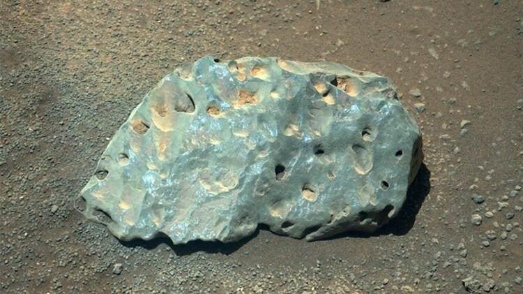 <p>Bu kayanın Mars’ta bulunması aslında bir tesadüf değil zira Mars meteorlar için bir cennet olarak görülüyor. Hal böyle olunca Mars’ta kayalara ya da gök taşlarına rastlamak mümkün ancak bu kayanın diğerlerinden farklı göründüğünü söylemek lazım. NASA tarafından henüz kayanın ne olduğu açıklanmadı ancak Twitter üzerinden yapılan paylaşımla biraz detaylandırıldı.</p>
<p> </p>