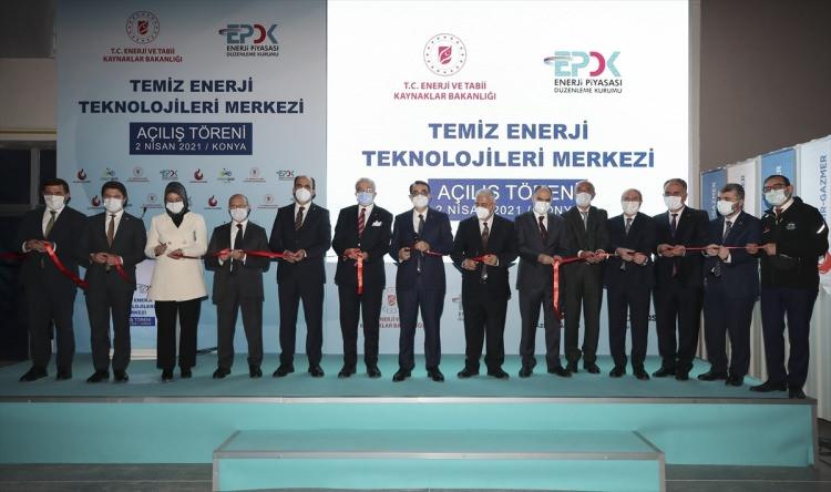 <p>Asıl amaçlarının, yeşil hidrojen denilen yenilenebilir kaynaklardan hidrojen elde etmek olduğunu aktaran Dönmez, "Akabinde, temiz ve yenilenebilir enerji kaynaklarından elde edilen hidrojenin doğal gaz hattına enjeksiyonu hedefleniyor. Yeşil hidrojen konusunda birçok yabancı şirket ve kurum Türkiye'nin ihracat potansiyeline büyük bir ilgi gösteriyor. Bizler de yeşil hidrojene dair ihracat potansiyellerimizi çalışıyoruz. Avrupa'ya ihracat imkanlarını değerlendiriyoruz." dedi.</p>
