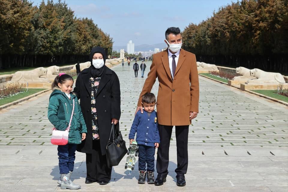 <p>Milli Savunma Bakanı Hulusi Akar'ın daveti üzerine Ankara'ya gelen baba Mehmet Şerif ve anne Elif ile çocukları Hira ve Muhammed Geylani Karahan, Aslanlı Yol'da yürüdü.</p>

<p> </p>
