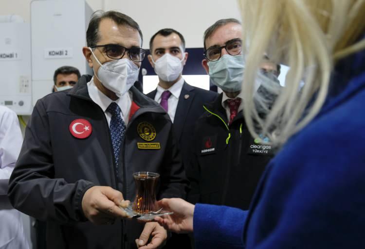 <p>"Hidrojenin adını gelecekte daha fazla duyacağız ancak kullanımının hangi ölçekte olacağı, yapılan bu çalışmalardan çıkacak sonuçlara bağlı. Biz de bu süreçte temkinli fakat istekli ve azimli şekilde çalışmalarımızı sürdürüyoruz. Hidrojen Türkiye'nin enerji stratejilerinin geleceğinde yer almasını istediğimiz bir kaynak. Bakanlık olarak yaklaşımımız hidrojeni 4 ana fayda üzerinden elde etmek. Bunlar, daha fazla yenilenebilir enerjiyi sisteme dahil etmek, ısı sektörünü karbon emisyonsuz bir hale getirmek, yerli kömürden hidrojen üretimi gerçekleştirmek ve hidrojen depolama ve tutucusu olarak borun kullanımını artırmak."</p>
