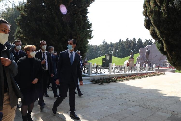 <p><strong>- Azerbaycan'ın başarısı, Türkiye'nin de başarısı</strong></p>

<p>Azerbaycan'ın Dağlık Karabağ konusunda sahada ve masada kazandığı başarının Türkiye'nin de başarısı olduğunu vurgulayan Pekcan, "İşgal altından kurtarılan bölgelerin yeniden inşası ve yapılandırılması konusunda Türkiye olarak hem devlet kurumlarımızla hem de özel sektörümüzle Azerbaycan'la beraber hizmete hazır olduğumuzu kendilerine ifade ettik. </p>
