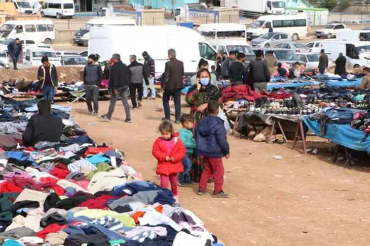 <p>4 &ccedil;ocuğu olan ve pazarda alışveriş yapan Mahsun G&uuml;lan ise, &ldquo;Burada her keseye uygun malzeme var.Mağazada satılan bir kazak fiyatına ben b&uuml;t&uuml;n &ccedil;ocuklarıma elbise aldım. Bazı elbiseler hi&ccedil; kullanılmamış bazıları ise ikinci el olarak aldım" diye konuştu.</p>

<ul>
</ul>
