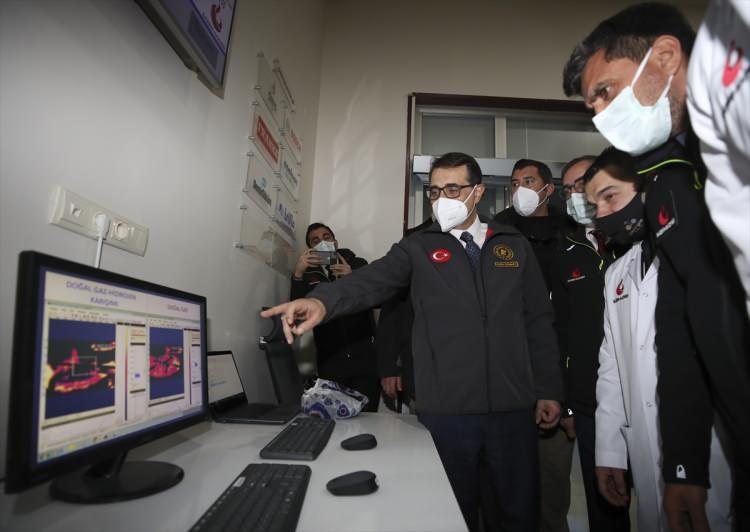<p>"Yerli kömürümüzden hidrojen üretimini, gelecek dönemde karbondioksitin depolanması-ayrıştırılması açısından da düşünmemiz gerekir. Bu sebeple hidrojen kullanımının artırılmasında birçok kurumun yapması gereken öncü çalışmalar var. Ulaştırma konusunda mesela, Türkiye'de daha çok LNG ve CNG'li kamyonları gördük. Bizim ulaştırmada hidrojene en çok şans verdiğimiz alan trenler ve ağır taşımacılık alanı. Bu konuyla ilgili büyük tren üreticilerinin de dizel trenleri hidrojene çevirme fikirlerini görüyoruz. Bunu da gündemimizde tutmaya devam edeceğiz."</p>