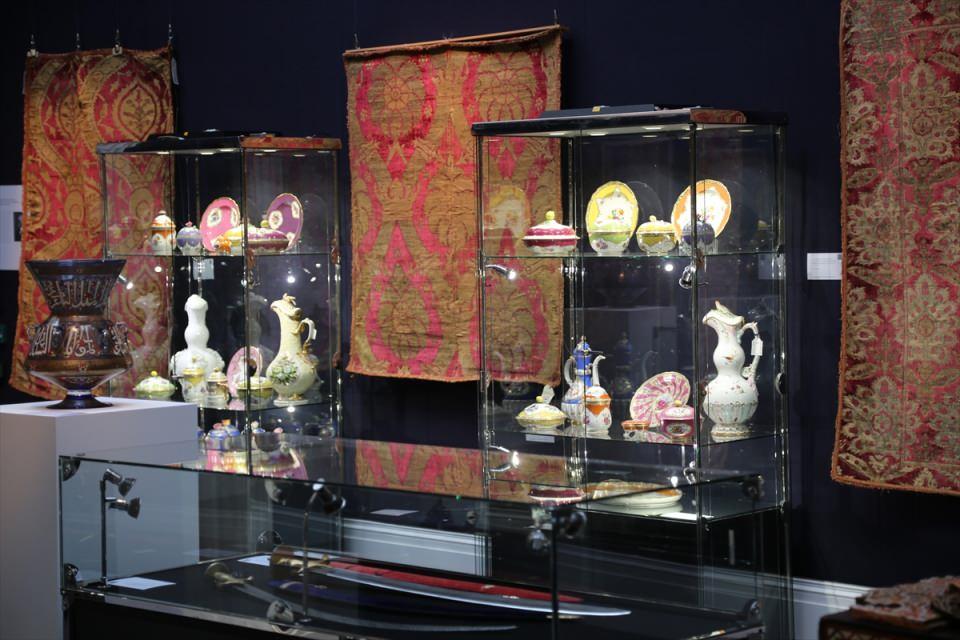 <p>İngiltere'de müzayede evi Sotheby's, aralarında 16. yüzyıla ait Osmanlı padişahı Kanuni Sultan Süleyman'ın portresinin de yer aldığı İslam dünyası ve Hindistan ile ilgili bazı sanat eserlerini açık artırmayla satacak.</p>

<p>​</p>
