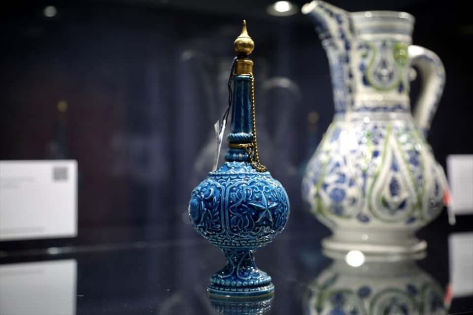 <p>Sotheby's Orta Doğu Açık Artırma Satış Direktörü Benedict Carter, AA muhabirine yaptığı açıklamada, müzayedede İspanya'dan Türkiye'ye, İran'dan Hindistan'a tüm İslam dünyasından 183 parçanın satışa sunulacağını bildirdi.</p>
