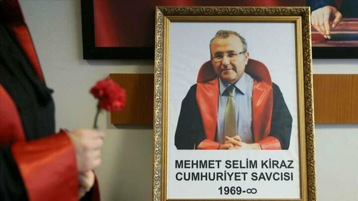 <p>Kazandığı İstanbul Üniversitesi Hukuk Fakültesinden 1994 yılında mezun olan Kiraz, 1995 yılında hakim adayı olarak Mersin'de göreve başladı ve sırasıyla Erzincan, Çayır, Karaman, Kazım Karabekir, Iğdır ve Osmaniye cumhuriyet savcılıkları görevini yürüttü.</p>
