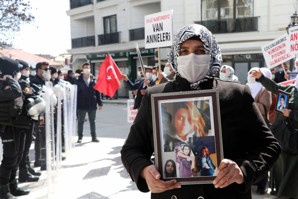 <p>Kızı Şeyma'ya da seslenen Sancar, "Kızım Şeyma eğer sen beni duyuyorsan, ben 9 yıldır evimde oturmadım. Ben senin peşini bırakmayacağım. Hani sen bana savcı olacağını söylüyordun. Gel devlet güçlerine teslim ol" dedi.</p>