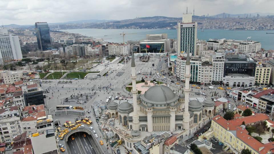 <p>Hattat Davut Bektaş ve Nakkaş Adem Turan tarafından hazırlanan hat yazıları tamamlandıktan sonra montajı yapılarak yerine takıldı.</p>
