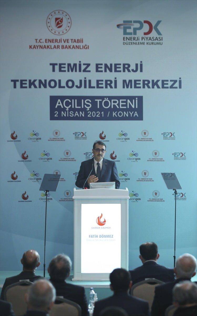 <p>Hidrojenin yerli kaynaklardan üretilmesinin önemine vurgu yapan Dönmez, sözlerini şöyle sürdürdü:</p>