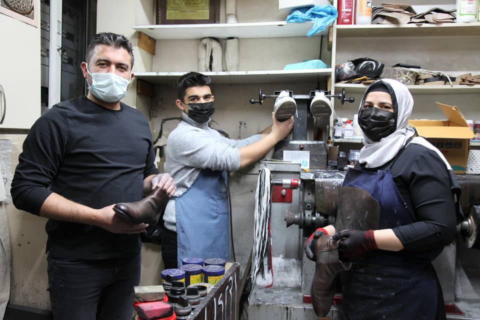 <p> Gelen müşterileri bekletmemek gerekiyordu. İlk başta boya yapmaya başladım. Sonra topuk lastiği yapmaya başladım. Makinede dikiş diktim. Farkında olmadan her şeyi öğrendim. İlk ayakkabı yaparken eşim dükkanda yoktu. Müşterinin ayakkabısını yapmaya çalıştım. Gayret ettim ve ayakkabıyı tamir etmeyi başardığımda çok mutlu oldum. Ailecek bu işte olduğumuz için birbirimize çok bağlıyız. İstedikten sonra yapılamayacak hiçbir şey yok. Bütün kadınlara tavsiyem eşlerinize yardımcı olun, her işi yapabilirsiniz" ifadelerini kullandı.</p>