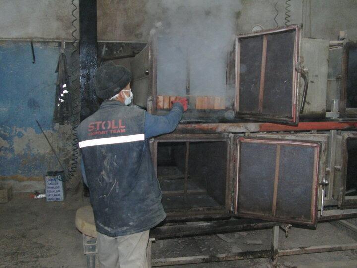 <p>Ayda 10 bin sandalye ürettiklerini belirten Altınkum, “Fabrikamızda toplamda 100 işçimiz var. Burası merkez üretim yerimiz, sonrasında cila ve son işlemleri İstanbul'da yapıyoruz. Fabrikamızda aylık 8 ila 10 bin adet sandalye yapıyoruz. Pandemi sürecinin ilk başlangıcında biraz panik yaşadık. Sonrasında her şey yoluna girdi. Şu anda da gayet güzel, hiçbir sorun yok. Burada önemli olan iç ve dış piyasa değil, önemli olan kriter çok çeşit model ortaya koymanız gerekiyor. Bizde sürekli yeni modeller çıkartıyoruz. Yeni teknolojiler kullanarak, model yapıyoruz. Ayrıca bu bölgede dünyanın en iyi kayın ağacı yetişiyor. O yüzden burayı tercih ettik" diye konuştu.</p>