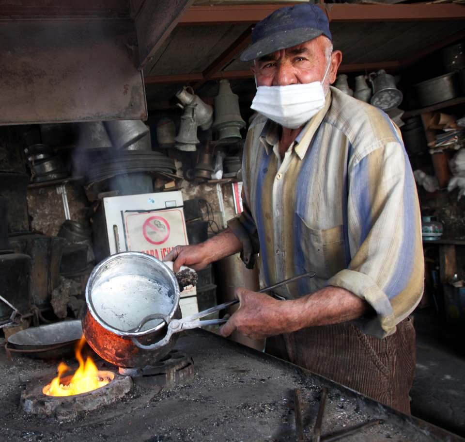 <p>Kayseri'nin Develi ilçesinde Enver Türkmen (77), babasından öğrendiği kalaycılık mesleğini ilerleyen yaşına rağmen yaşatmaya çalışıyor. Türkmen, "Develi'de 1979 yılında 36 usta bu işi yapıyordu. Şimdi sadece 2 usta kaldık. Maalesef bizden sonra bu işi yapacak usta bulunmuyor" dedi.</p>

