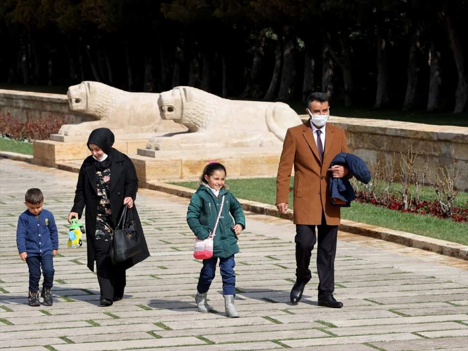 <p>Anıtkabir'e gelmenin hayali olduğunu, bunu gerçekleştirdiğini söyleyen Hira, "Babamın yaptığı kardandı ama biz gerçeğine geldik. Çok sevindik gerçeğine geldiğimize. Kardeşim de çok sevindi." diye konuştu.</p>

<p> </p>
