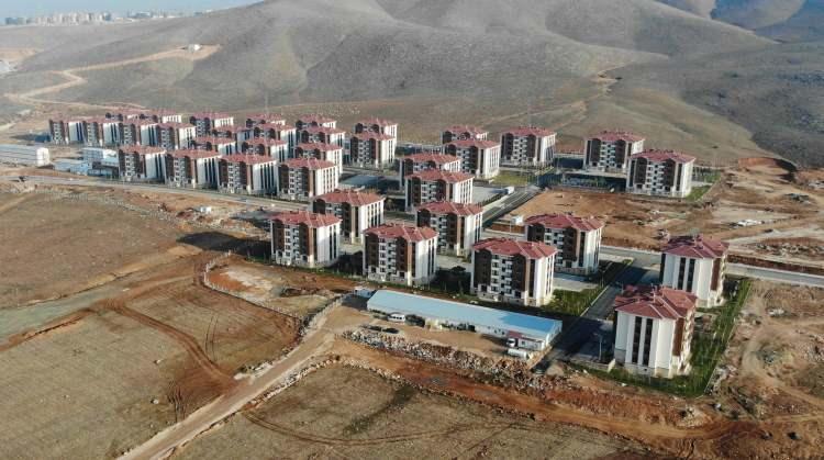 <p>24 Ocak&rsquo;ta meydana gelen 6.8&rsquo;lik depremde Elazığ&rsquo;da 37, Malatya&rsquo;da 4 olmak &uuml;zere 41 kişi hayatını kaybetti, iki şehirde 25 binden fazla konut ise ağır hasar g&ouml;rd&uuml;. Cumhurbaşkanı Recep Tayyip Erdoğan&rsquo;ın talimatı &Ccedil;evre ve Şehircilik Bakanı Murat Kurum&rsquo;un koordinesinde yaklaşık 21 bin konutun inşa edilmesi i&ccedil;in &ccedil;alışma başlatıldı.</p>
