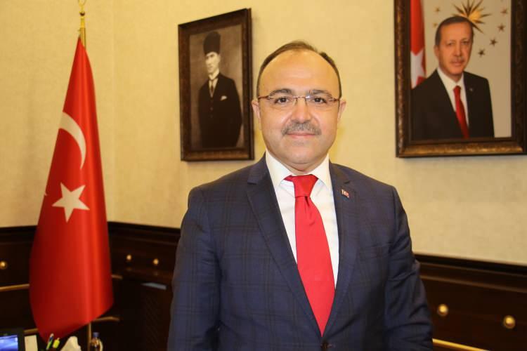 <p>"&Ouml;nceki evim 35 yıllıktı"<br />
Depremde evinin ağır hasara alarak yıkıldığını belirten vatandaşlardan Mehmet Doğan "Aynı b&ouml;lgede yeniden TOKİ tarafından yapıldı. Şu anda evimizdeyiz. Evimiz de g&uuml;zel oldu, memnunuz. Ufak eklemelerle bizlerde g&uuml;zelleştirdik. İnşallah herkese &ccedil;ıkar. &Ccedil;&uuml;nk&uuml; evleri g&uuml;zel ve sağlam yapıyorlar. &Ouml;nceki evim eskiydi ve 35 yıllık bir binaydı. Depremde de ağır bir hasar aldı.</p>
