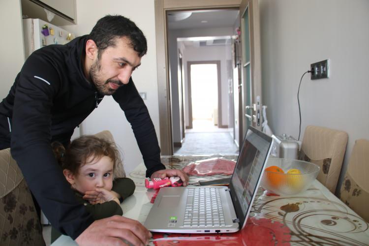 <p>Vali Yırık: "Kalan 8 bininin Haziran ayı itibariyle biteceğini &ouml;ng&ouml;r&uuml;yoruz"<br />
Deprem g&uuml;n&uuml;nden itibaren &Ccedil;evre ve Şehircilik, İ&ccedil;işleri ve Sağlık Bakanlıklarının &uuml;zerine d&uuml;şen t&uuml;m g&ouml;revleri hızlı bir şekilde planlamak suretiyle ger&ccedil;ekleştirdiğini anımsatan Vali Erkaya Yırık, &ldquo;Halen &Ccedil;evre ve Şehircilik Bakanlığımızın ve TOKİ Başkanlığımızın o d&ouml;nemde ağır hasarlı ve hak sahibi vatandaşlarımızın konutların yapılması i&ccedil;in hızlı bir şekilde &ccedil;alışmalar s&uuml;rd&uuml;r&uuml;l&uuml;yor.&nbsp;</p>
