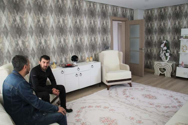 <p>Bu kapsamda 21 bin konutun 13 bininin kuralarını &ccedil;ekmek suretiyle teslim ettik. Bundan sonraki s&uuml;re&ccedil;te kalan 8 binini inşallah Haziran ayı itibariyle biteceğini &ouml;ng&ouml;r&uuml;yoruz. 1. kısım teslimlerde Cumhurbaşkanımız ilimize teşrif etmişti. Programda vatandaşlarımız anahtarlarını teslim aldı. Bu s&uuml;re&ccedil;te konutlar yapılmaya devam ediyor.&nbsp;</p>
