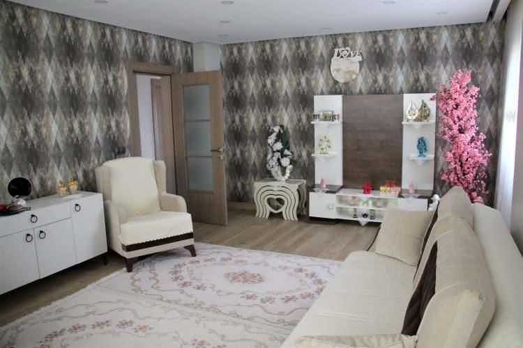 <p>Vatandaşlarımız almış oldukları anahtarları ile evlerini a&ccedil;mak suretiyle yerleşmeye devam ediyor. İnşallah deprem korkusundan uzak ve son genelgeye uygun bir şekilde konforlu, t&uuml;m m&uuml;ştemilatıyla, &ccedil;evre d&uuml;zenlemesiyle, oyun parklarıyla, gayet g&uuml;zel donatılar evler olmuş oldu.</p>
