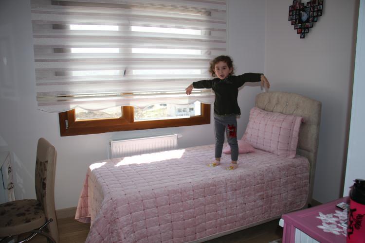 <p>İnşallah vatandaşlarımız yeni evlerinde mutlu bir şekilde deprem korkusundan uzak bir şekilde yaşamaya başlayacaklar. Devletimiz her zaman vatandaşını mağdur etmeden hizmetlerinde bulunuyor. Bu b&uuml;y&uuml;k hizmeti yaptığı i&ccedil;in cumhurbaşkanımıza ve t&uuml;m emeği ge&ccedil;enlere teşekk&uuml;r ediyoruz&rdquo; dedi.</p>
