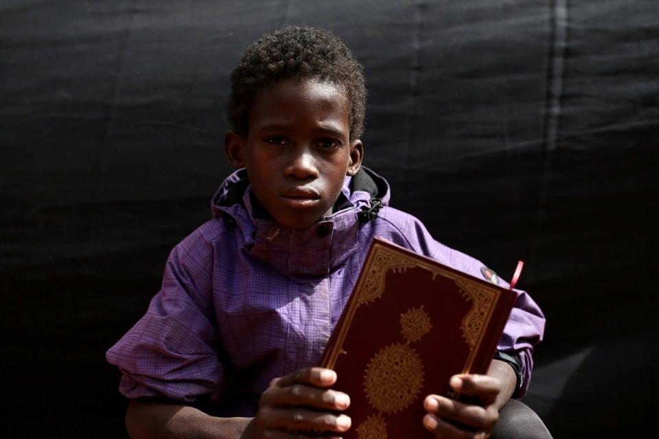 <p>Afrika kıtasının batısında yer alan ve 4 milyon nüfusunun büyük çoğunluğu Müslüman olan ve çocukların tahta levhalar üzerinde eğitim aldığı Moritanya'da, Türkiye'den gelen 4 ayrı dil ve lehçede basılmış 10 bin Kur'an-ı Kerim dağıtılacak.</p>

<p> </p>
