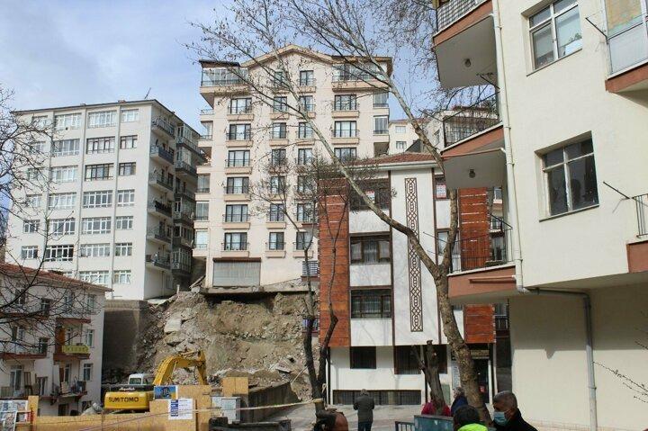 <p>İ&ccedil;işleri Bakanı S&uuml;leyman Soylu, Ankara'da temelinde boşluk olduğu i&ccedil;in &ccedil;&ouml;kme tehlikesi bulunan binanın yukarıdan makaslanarak yıkılacağını s&ouml;yledi.</p>
