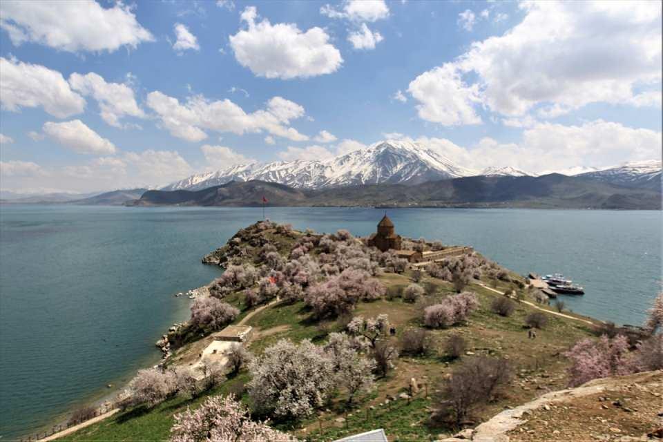 <p>Eşsiz güzelliği görüntülemek isteyen fotoğraf tutkunları da Van Gölü'nün ve gökyüzünün maviliğiyle bütünleşen eşsiz manzarayı fotoğraf karelerine yansıtıyor.</p>

<p> </p>
