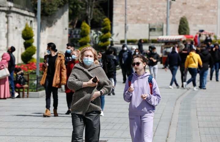 <p>Sokağa çıkma kısıtlamasında Sultanahmet Meydanı'nda turist yoğunluğu yaşandı. Bir çoğu maske takmayan ve toplu olarak dolaştıkları görülen turistler zaman zaman Ayasofya Camii'ni ziyaret etmek için kuyruklar oluşturdu. İ</p>

<p> </p>
