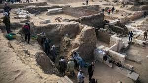 <p>Antik kentte Mısır İmparatorluğu'nun idari ve sanayi merkezinin yanı sıra, Kral III. Amenhotep'e ait üç kraliyet sarayının bulunduğu bildirilirken, yapılacak yeni kazılarda yeni antik mezarların bulunmasının beklendiği aktarıldı.</p>