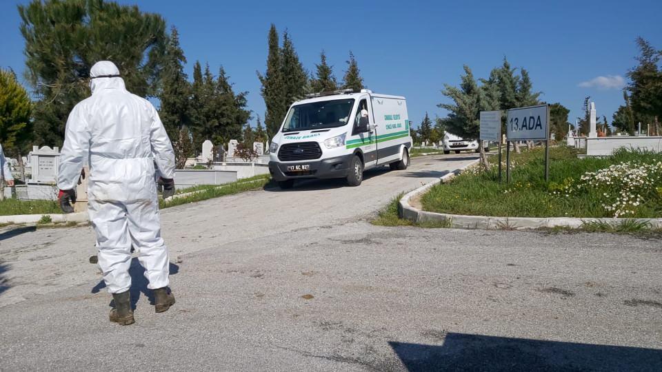 <p>Salı günü hastaneye gelen Çelik ailesi, cenazeyi alıp, Yeni Şehir Mezarlığı'ndaki aile mezarlığına defnetti. </p>
