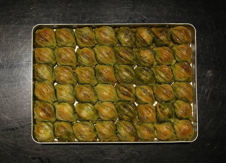 <p>Avrupa Birliği'nin (AB) ilk tescilli T&uuml;rk &uuml;r&uuml;n&uuml; olan Antep baklavası, ramazan ayında iftar sofralarının vazge&ccedil;ilmez tatlıları arasında yer alıyor.</p>
