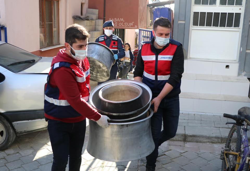 <p>Tuncay Tufan ise, "Kaynak makinem, televizyon, koltuk ve spiral makinem çalındı. Jandarmaya teşekkür ederiz. Hepsini bulmuşlar" diye konuştu.</p>