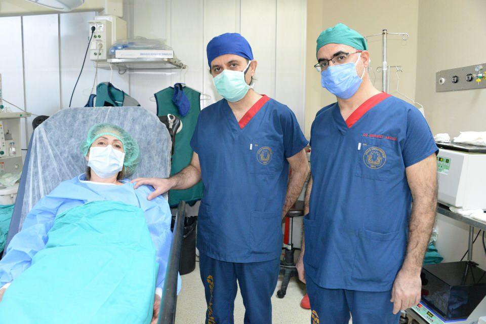<p><strong>'IRAK VE SURİYE'DEN DE HASTA KABUL ETMEYE BAŞLADIK'</strong></p>

<p>Dicle Üniversitesi Hastanesi Başhekimi Prof. Dr. Mehmet Akdağ ise, kök hücrenin Türkiye ve dünyada yeni bir tedavi modeli olarak uygulandığına vurgu yaptı. Dicle Üniversitesi Hastaneleri olarak bu tip yeni hizmetlerle beraber hızlı bir şekilde, güncellenmiş ve desteklenmiş tedavi modellerini hayata geçirdiklerini ve Türkiye'nin batı bölgelerindeki illerin yanı sıra Suriye ve Irak'tan da hasta kabul etmeye başladıklarını söyledi. </p>
