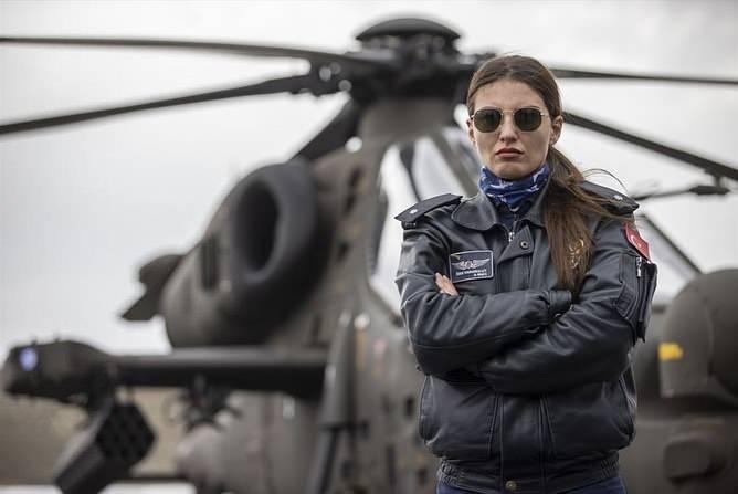 <p>Başkanlık bünyesinde görev alan 28 yaşındaki Pilot Komiser Yardımcısı Özge Karabulut da başarısıyla ilk kadın taarruz helikopter pilotu oldu.</p>

