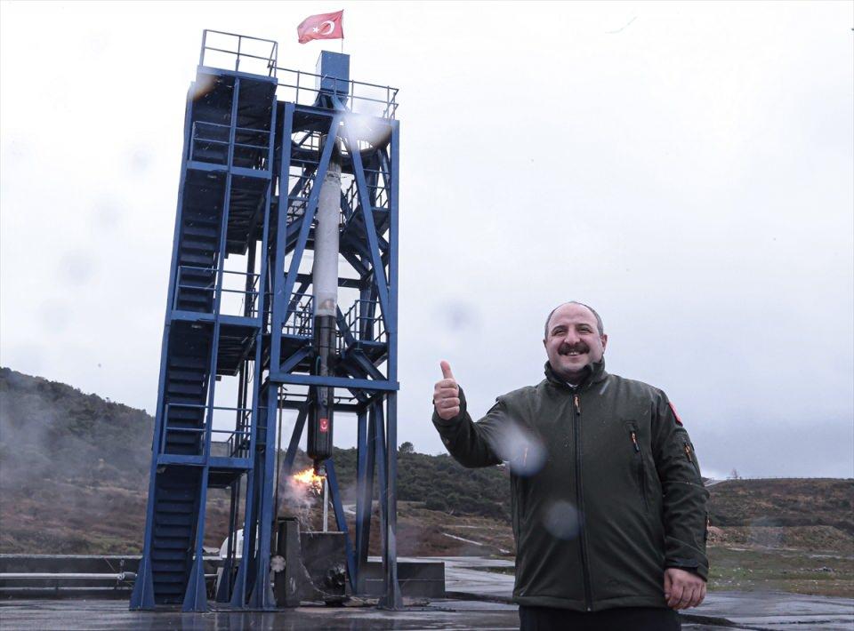<p>- "Türk bayrağını Ay ile buluşturmuş olacağız"</p>
<p>Varank, "2023'te biz Ay misyonu hedefimizin ilk ayağını başarabileceğimizi düşünüyoruz. Yani uzay aracımızı inşallah Ay ile buluşturacağız. Türk bayrağını Ay ile buluşturmuş olacağız. Bu manada motorun ilk ateşlemesini burada yapmak bizim açımızdan mutluluk ve gurur verici." diye konuştu.</p>
<p> </p>