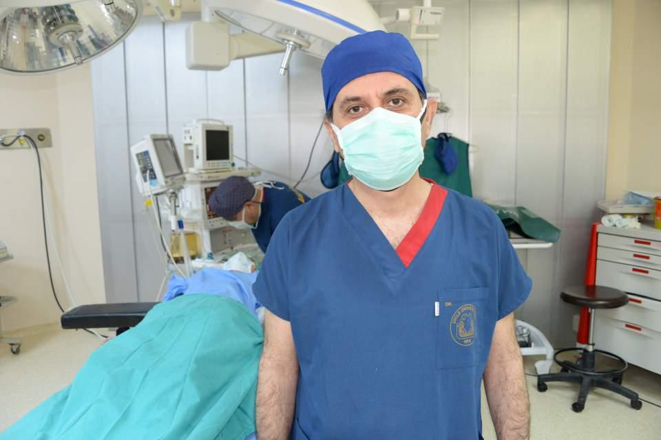 <p>Yine onkolojik hastalarda çok ciddi tedavi protokollerimiz var, dolayısıyla biz hem sağlık turizmi adı altında bu hizmeti yapmak, hem de Dicle Üniversitesi Hastaneleri olarak batıdan gelen vatandaşlarımıza bu hizmeti vermek bizim için bir kıvanç kaynağıdır" diye konuştu.</p>
<p>'BİRÇOK KENTE GİTTİM AMA AĞRILARIM GEÇMEDİ, BURAYA GELDİM'</p>
<p>Aydın'ın Nazilli ilçesinden gelen ve diz kapaklarında kireçlenme ve kıkırdak kaybı yaşayan Yelda Kahyaoğulları, birçok ile giderek tedavi denemelerinde bulunduğunu, ancak rahatsızlığının ortadan kalkmadığını söyledi. Dicle Üniversitesi Hastaneleri'nde yapılan kök hücre tedavisiyle hastaların tedavi edildiğini duyup kente geldiğini ifade eden Kahyaoğulları, "Rahatsızlığım diz kapaklarından, kondromalazi denilen bir rahatsızlık ve şu an ikinci evrede. 6 aydan beridir çok ağrılarım vardı ve geçmeyen ağrılardı. Başka illere de gittim, İzmir'e ve Denizli'ye de gittim tedavi için. Ağrılarımda hafif dinme oldu ama yine geçmedi ve şikayetlerim devam ediyor. Dicle Üniversitesi'nden Hakan Hocayı duydum hastalara şifa dağıtıyor. Ben de araştırarak geldim buraya" dedi.</p>