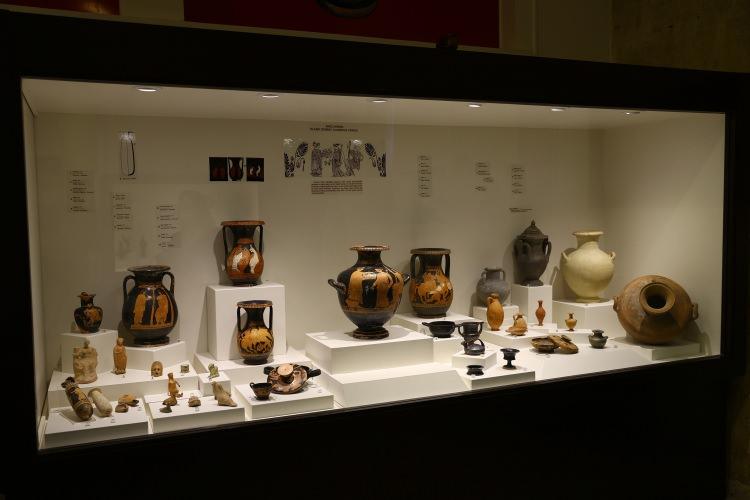 <p>Selimiye Camisi'nin arkasında yer alan ve 1971 yılında kurulan Edirne Etnografya ve Arkeoloji Müzesindeki eserlerin çoğunu Yunan, Bizans ve Roma dönemi eserleri oluşturuyor. Müzedeki değerli para koleksiyonları, heykeller, toprak ve cam kapların yanı sıra bahçesinde Traklardan kalan dolmenler, ziyaretçilerin ilgisini çekiyor.<br />
 </p>
