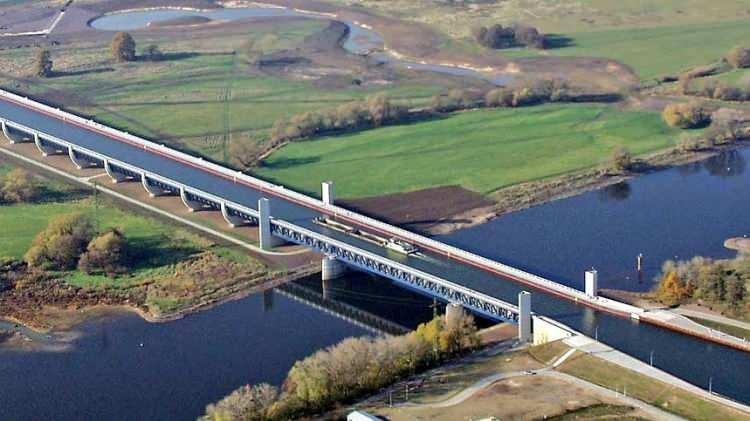 <p>Genişliği 103 m, derinliği 11 m olan kanalın üzerinde yaklaşık 42 m yüksekliğinde yedi köprü bulunuyor.</p>
